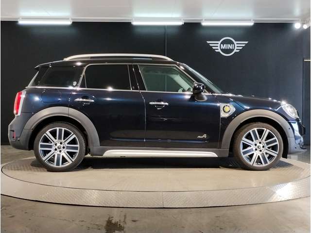 ☆MINIの車の始まりは大人四人がギリギリ乗れるコンパクトな車です！！今となっては3ナンバーですが、もともとは5ナンバーの車でした！！