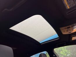 【サンルーフ】開放感たっぷりの希少装備、サンルーフが装着されています！車内に明かりを取り入れたり景色を楽しむ以外にも、車内の空気も簡単に換気できて快適です！