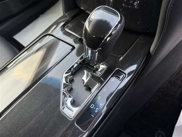 ■当店は函館新道沿い、蔦屋書店すぐ隣になります。営業時間は9:30から18:00まで、定休日は毎週火曜日と第1月曜日・祝日（土日を除く）となっております。