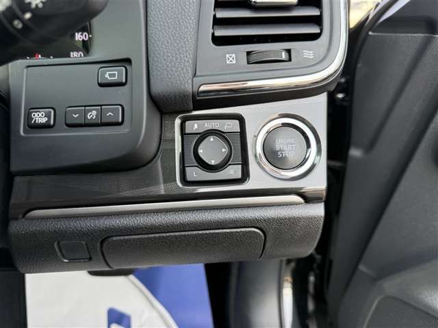 ■当店にはサービス工場も併設しておりますので、タイヤ交換から車検整備までプロのメカニックがしっかりと整備いたします！明るく開放的な店内には、キッズスペースも完備！家族の皆様でご来店下さい！