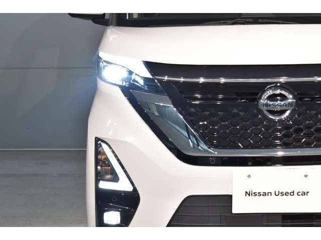 ★LEDのヘッドライト・フォグランプ装備♪オートライトが高性能のアダプティブヘッドライトとなっております。