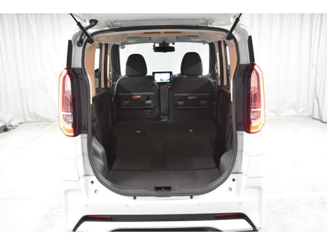 ★後部座席を少し前にすると広々としたトランクスペースが確保できます！