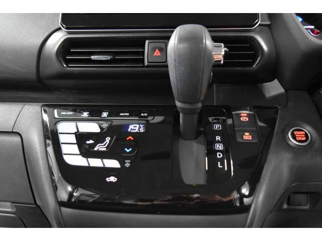 ★シフトレバー周辺には電動パーキングブレーキやエアコンの調節などができるボタンがあります