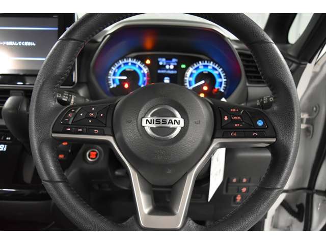 ★プロパイロット★渋滞走行”と長時間の“巡航走行”など、高速道路で負担を感じるシーンで、アクセル、ブレーキ、ステアリング操作をクルマがサポート！