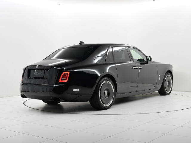 2024モデルのPhantom VIII Series IIです。外装色はCrystal over Black、内装色はSeashell