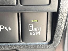 【ブラインドスポットモニター】走行中、ドアミラーの死角になりやすい箇所に後続車が接近するとサイドミラーのレンズに警告を表示！ドライバーに注意喚起をしてくれます。
