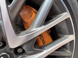 【「LEXUS」ロゴ入りオレンジブレーキキャリパー】レクサスのオプションのブレーキキャリパーがついています。
