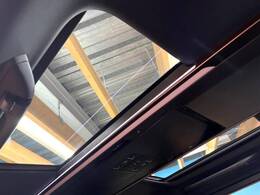 【ガラスルーフ】ガラスルーフ搭載で車内の解放感が一気にアップ！開放的なドライブをお楽しみいただけます。