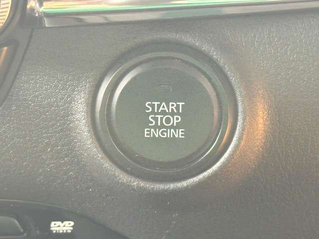 プッシュスターターです！鍵はポケットなどに入れたまま、ボタンをポチっと押せばエンジン始動！一度使えば手放せない装備品です！