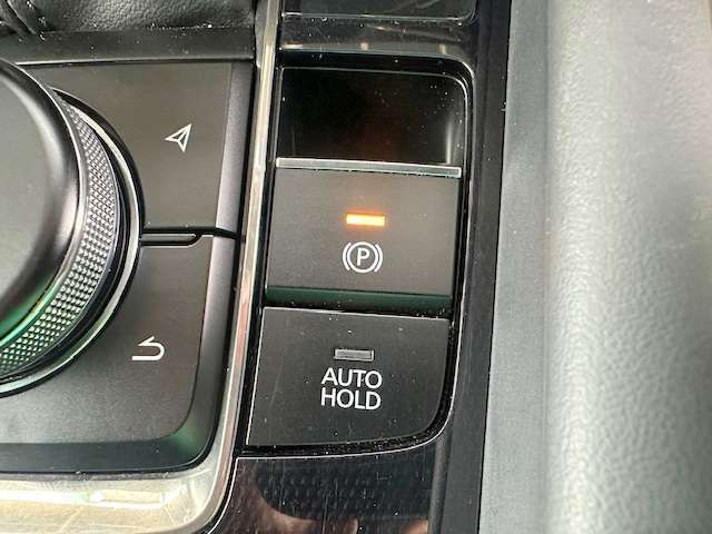 電動パーキングブレーキ搭載車です！従来のサイドブレーキや足踏み式のサイドブレーキの代わりとなるもので、指先の操作でパーキングブレーキの「作動と解除」が行うことができる装備です！