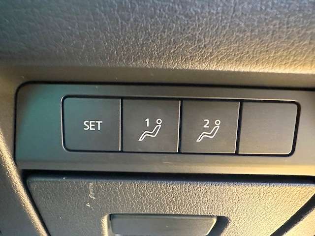 2パターンメモリー付きパワーシートです！自分にあった微妙なドライブポジションの調整が出来ます！重宝される装備です！結構便利ですよ！