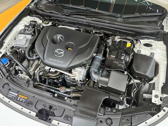 エンジンルームの状態もキレイで機関も良好です！当社では仕入時に90ヵ所以上の点検項目の確認や試乗も実施してます！問題のない車両を店頭にて販売しております！