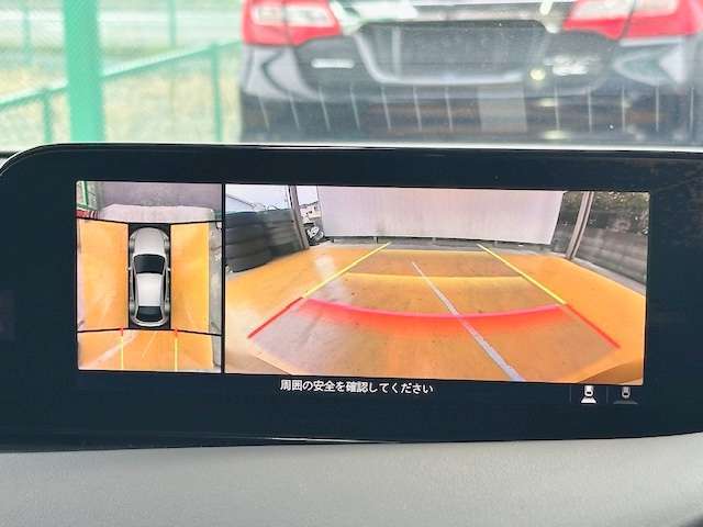 全周囲モニター付き！フロントカメラ＆サイドカメラ＆バックカメラ等、周囲の安全を確認出来る優れもの！小道から出る場合や、狭い道での幅寄せや車庫入れ等も安心してできますね！
