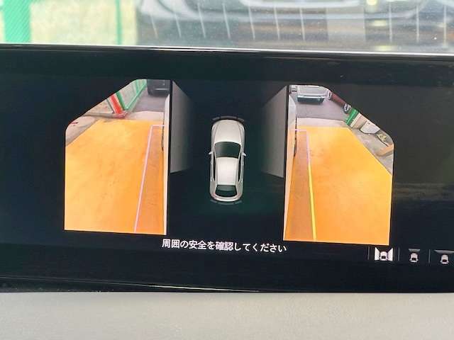 全周囲モニター付き！フロントカメラ＆サイドカメラ＆バックカメラ等、周囲の安全を確認出来る優れもの！小道から出る場合や、狭い道での幅寄せや車庫入れ等も安心してできますね！
