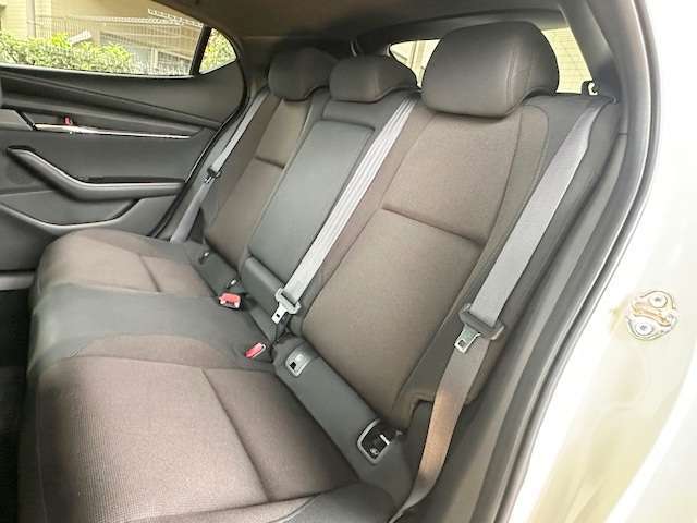 ゆったり座れるリアシート！足元スペースも広々としていて、乗り心地も良いです！シートの座り心地も良くてくつろげますよ♪