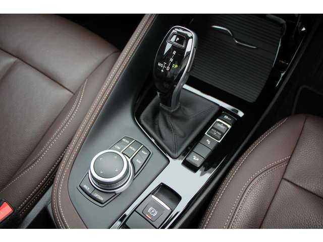 8速AT電子シフト搭載！オートマ段数は8速に！燃費とパフォーマンスを両立しております！BMWテクノロジーの詰まったユニットです！