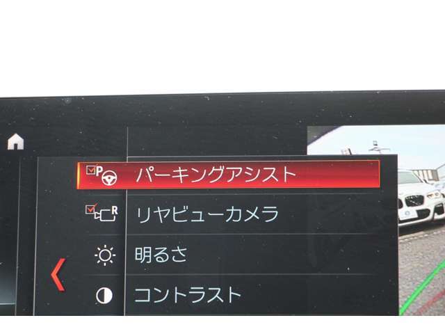 パーキングアシスト！リアビューモニター！リバースに連動し、車両後方の映像をディスプレイに表示。歪みの少ないカメラと、シャープなディスプレイによる鮮明な画像で、後退時の運転操作をサポートします。