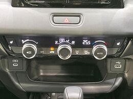 【オートエアコン】一度お好みの温度に設定すれば、車内の温度を検知し風量や温度を自動で調整。暑い…寒い…と何度もスイッチ操作をする必要はありません。快適な車内空間には必須の機能ですね♪