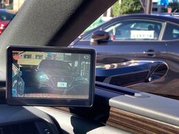 【デジタルアウターミラー】車両のフロントドア外側のカメラで撮影した車両左右後方の映像を、フロントピラー部に設置された5インチディスプレイに表示。悪天候でも優れた視認性を確保できます♪