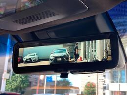 【デジタルインナーミラー】後席の大きな荷物や同乗者で後方が確認しづらい時でも安心！カメラが撮影した車両後方の映像をルームミラー内に表示。クリアな視界で状況の確認が可能です！
