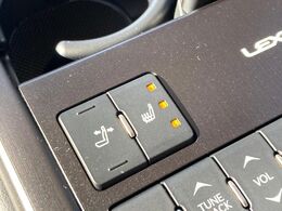 【前席＋後席シートヒーター】寒い日に重宝するシートヒーターを後席にも装備！エアコンより早く温まってくれるので寒がりの人も安心ですね♪エアコンの温風は乾燥するから苦手、という方にもをおすすめです。