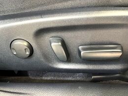 【パワーシート】スイッチ一つで簡単にシートの微調整が可能！電動だから力もいりません！快適なシートポジションにセットして、快適なドライブをお楽しみください。