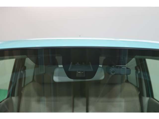 障害物を感知して、衝突の可能性がある場合、運転者へ警告音を発したり、衝突の可能性が高い場合、ブレーキの補助操作を行い、減速して衝突被害を軽減するシステムです。