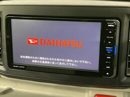 【純正ナビ】人気の純正ナビを装備しております。ナビの使いやすさはもちろん、オーディオ機能も充実！キャンプや旅行はもちろん、通勤や買い物など普段のドライブも楽しくなるはず♪