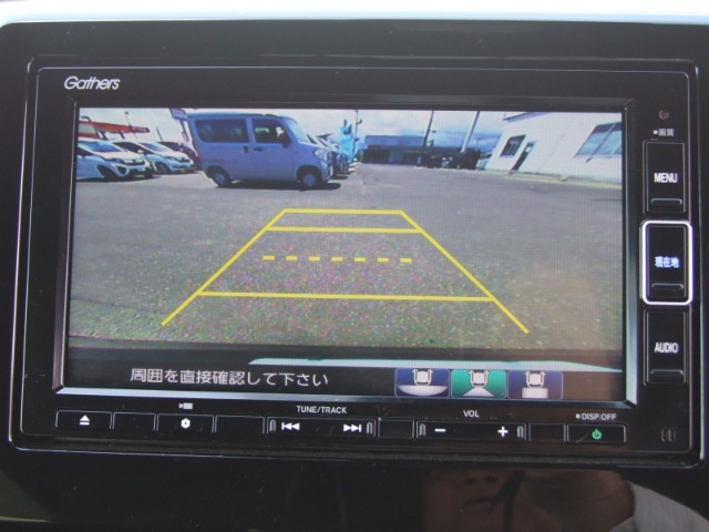 バックカメラ：後方確認がラクに出来るので駐車場も安心