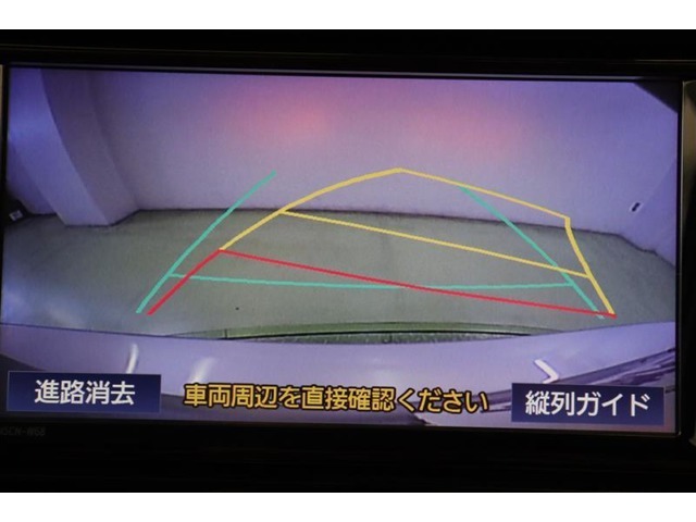 ハンドル操作に連動してガイドラインが変化するバックカメラ搭載です。クルマは構造上たくさんの死角がありますので、とても便利な機能ですね。あくまで補助の為の装備ですのでバックは目視での確認が大事ですよ！