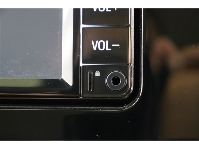 スマートフォンやiPodに入れた音楽を楽しめるAUXを装備しています。AUXは直接カーオーディオに接続できるため、Bluetoothなどよりも高音質な音楽が楽しめます。