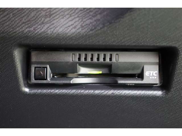 ゲート通過もスムーズなETC搭載です。今やマストアイテムですね。納車前には使用できるようにセットアップをさせていただきます。ETCカードの取扱もしておりますのでご相談くださいね。