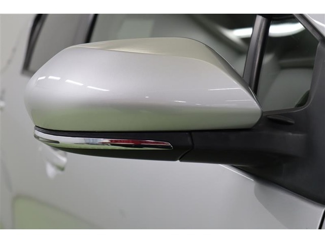 バイカラーでお洒落なウインカーミラーです。ウインカーミラーはお洒落なだけでなく、対向車や歩行者からの視認性が良く安全性が向上し、事故防止にもつながります。
