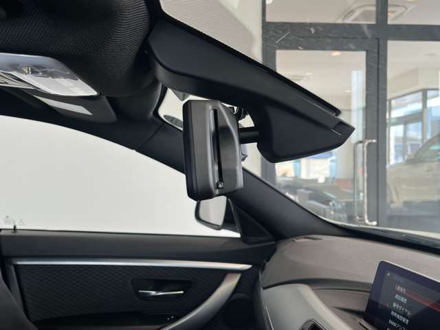 ルームミラー内蔵ETC車載器（自動防眩付）後続からの光が一定以上になると自動で眩しさを緩和します。