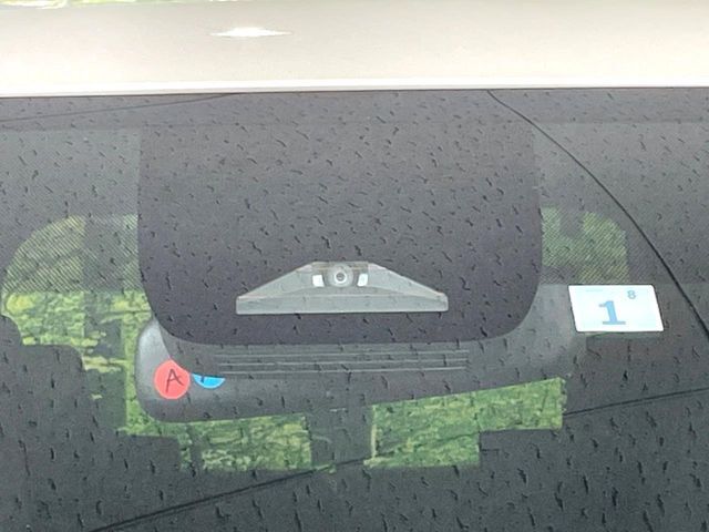 【トヨタセーフティセンス】走行中に前方の車両等を認識し、衝突しそうな時は警報とブレーキで衝突回避と被害軽減をアシスト。より安全にドライブをお楽しみいただけます。