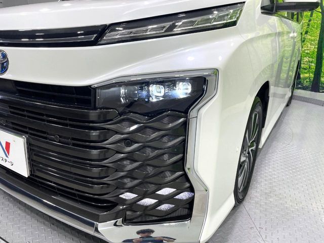 【LEDヘッドライト】悪天候や夜間走行時も良好な視界を確保し安心して運転できる高輝度LEDヘッドライトを装備！点灯速度が早く、消費電力も抑えられています。