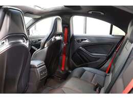 後部座席にはゆったりとくつろぐことのできる広々としたスペースがございます！膝回りも圧迫感はございませんので長時間のドライブでも快適にお乗り頂けます！