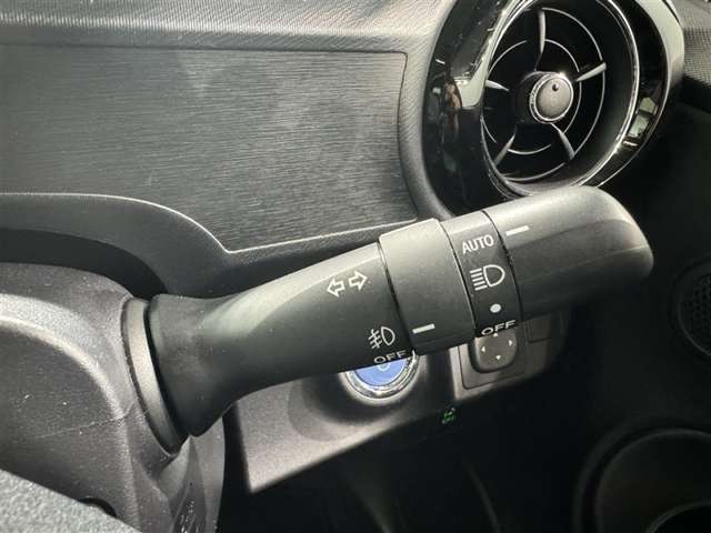 【オートライト】周囲からの光を探知し自動でライトの点灯・消灯を行います。夜間のみならずトンネル走行時も安心して運転ができます。