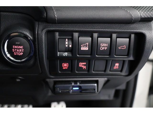 パワーリアゲートもここからワンタッチで開閉が出来ます。(高さが調整可能なメモリー機能あり)。また、ブレーキを踏んでプッシュエンジンスイッチを押すだけでエンジン始動が行えます。