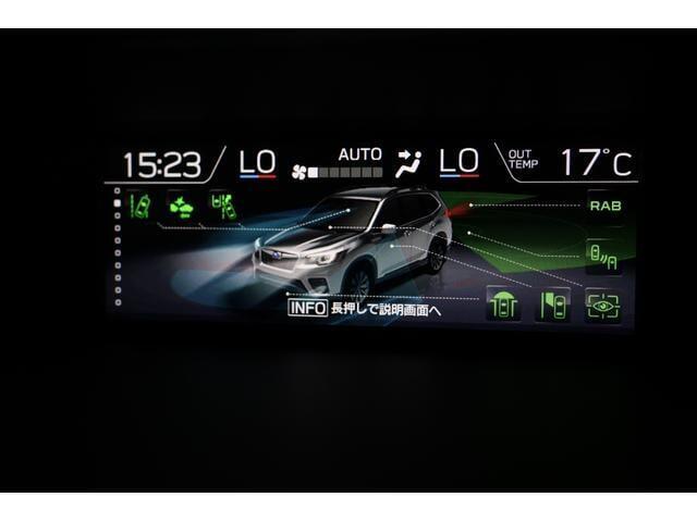 ダッシュボード中央にはマルチファンクションディスプレイを設置。車両の様々な情報を6.3インチの大型ディスプレイで確認。