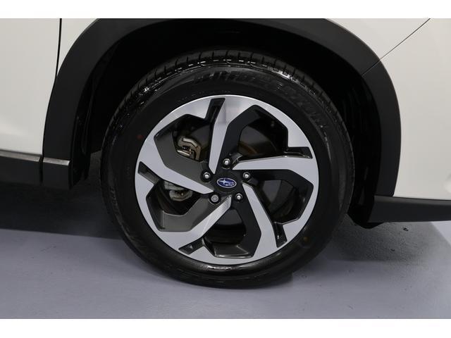 225/55R18インチアルミホイールで足元を引き締めてくれます。