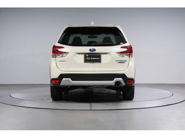 後退時ブレーキを装備。後退時にセンサーが障害物を感知すると自動でブレーキがかかり、衝突を回避または衝突を軽減します。