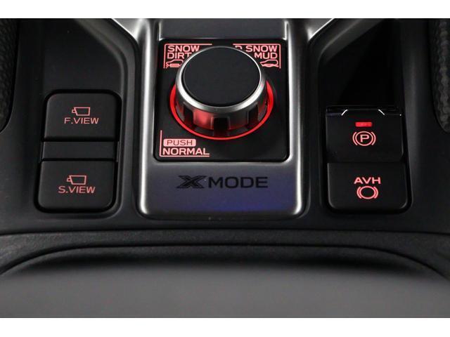 シフトノブ周辺には、走行モードのセレクトスイッチ類や電子サイドブレーキ操作ボタンも配置されています。