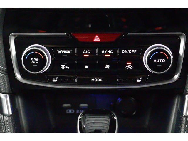 左右独立温度調整機能付フルオートエアコン。乗る人それぞれの気分や体調によって別々の温度調整が出来ます。シートヒーターもここから操作できます。