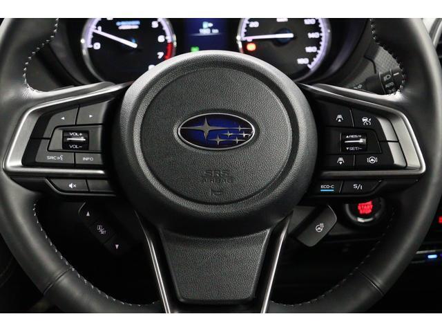 アイサイトの追従クルーズコントロールはハンドルの手元で操作できるので安心です。セットしておけばアクセル操作がほとんど不要になり渋滞時などには重宝します。