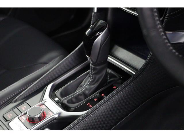 握りやすく操作しやすいシフトノブです。奥のセンタートレイにはUSB出力電源が2か所あります。スマートフォンの充電にピッタリです。