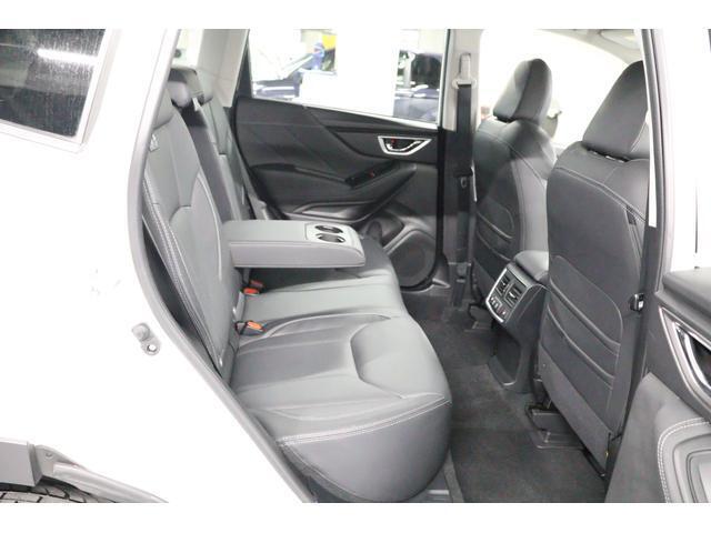 足元空間は広く快適ドライブへお連れします！背もたれはリクライニング出来ます！