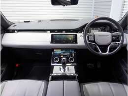 【インパネ周り】視界がよく運転しやすい設計となっております。インパネ周りもすっきりと洗練されたデザインで高級感が溢れています。日々のドライブを飽きさせません。