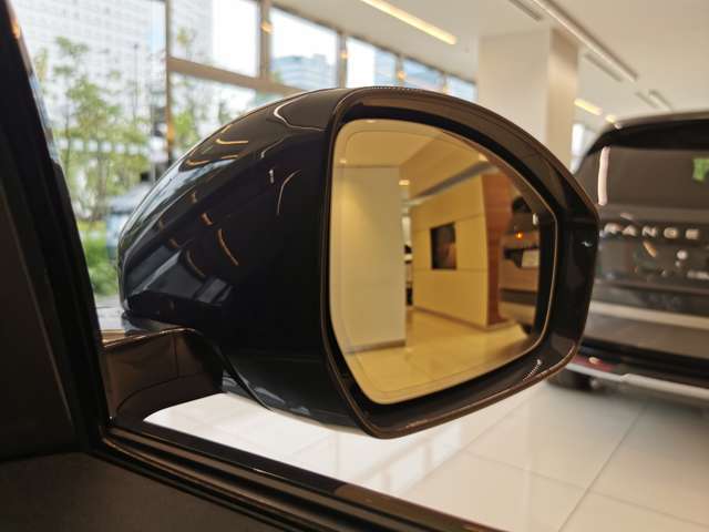 【ブラインドスポットモニター】車外の車をいち早く検知しドライバーに知らせるドライバーアシスト機能となっております。