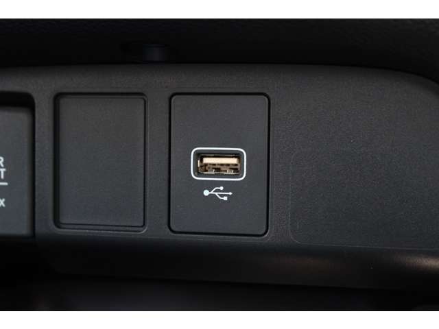 ナビと有線接続するためのジャックを設けています！もちろん充電も可能です！